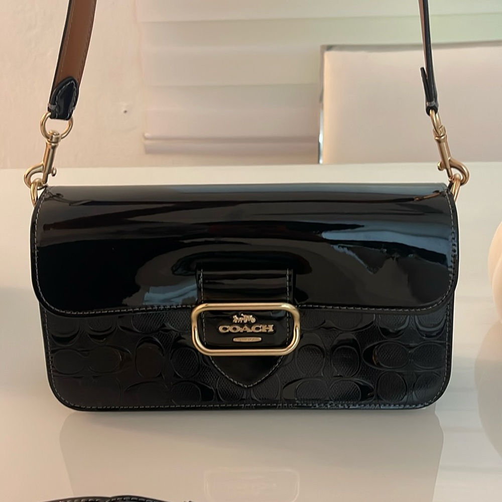 New Coach Shoulder Bag In Signature Leather